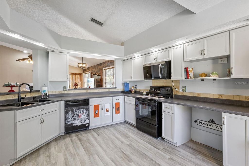 Image 3 of property listing at 5526 DEEPDALE DRIVE, Orlando, FL 32821