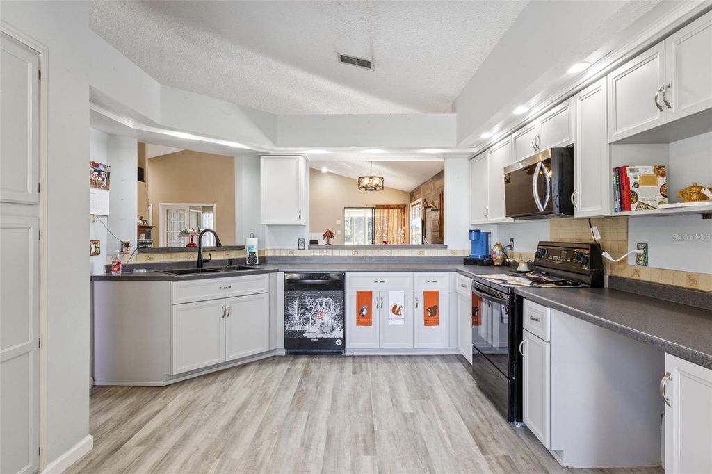 Image 4 of property listing at 5526 DEEPDALE DRIVE, Orlando, FL 32821