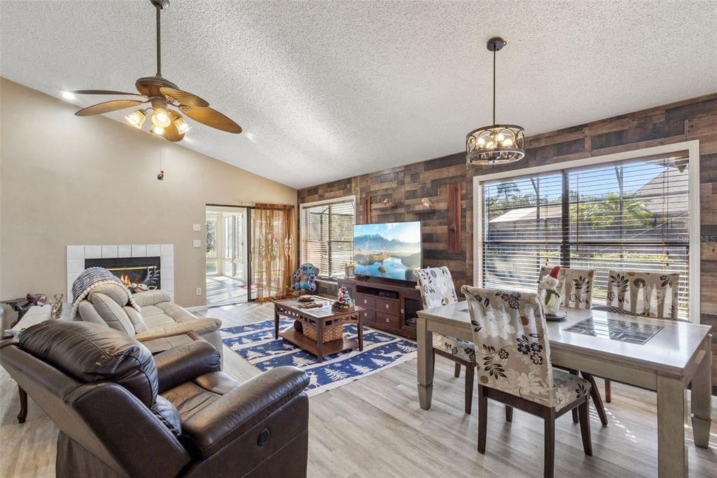 Image 9 of property listing at 5526 DEEPDALE DRIVE, Orlando, FL 32821