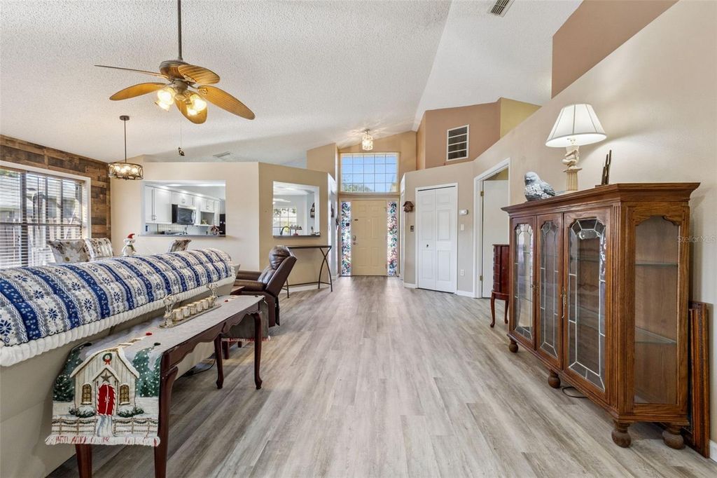 Image 10 of property listing at 5526 DEEPDALE DRIVE, Orlando, FL 32821