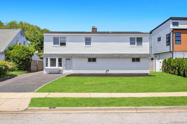 7 Sunrise Lane, Levittown, NY 11756