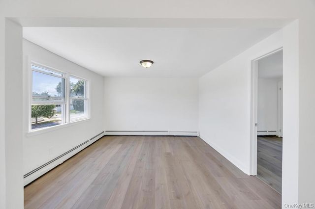 7 Sunrise Lane, Levittown, NY 11756