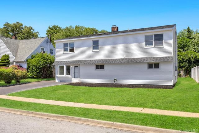 7 Sunrise Lane, Levittown, NY 11756