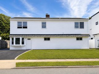 7 Sunrise Lane, Levittown, NY 11756