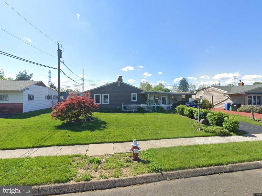 10 FLOWER LN, Levittown, PA 19055