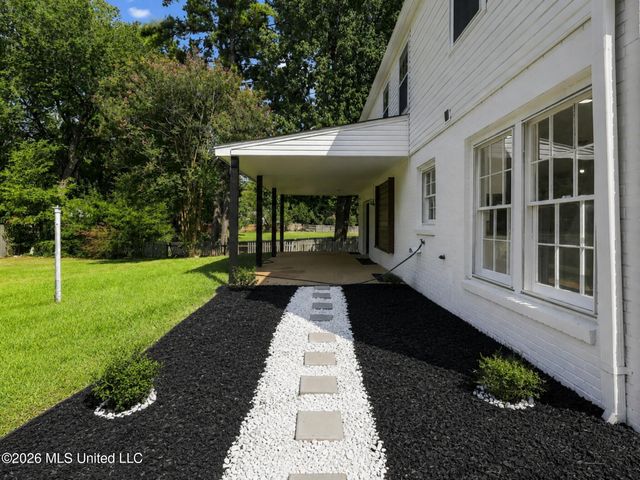 54 Woodridge Place, Jackson, MS 39211