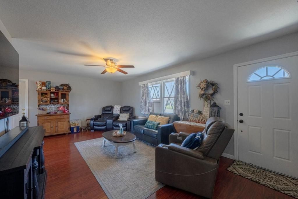 Image 5 of property listing at 530 El Camino Paraiso, Hollister, CA 95023