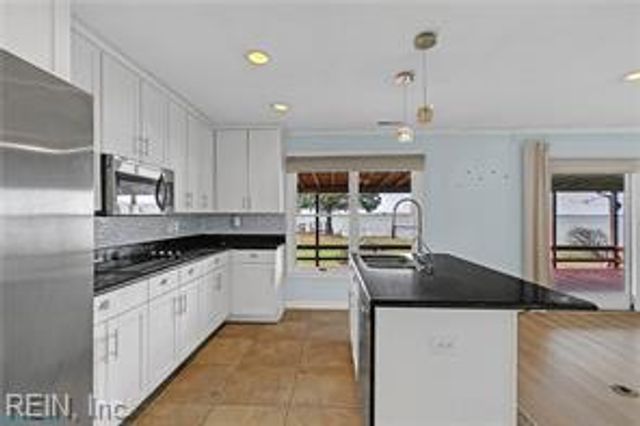 954 Bar Neck RD, Port Haywood, VA 23138