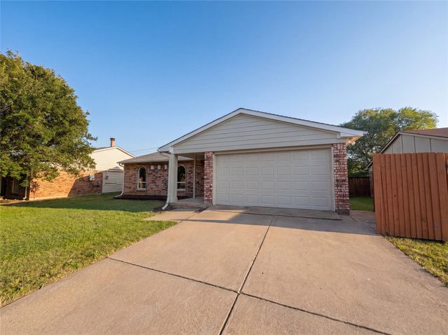 7444 Sandhurst Lane S, North Richland Hills, TX 76182