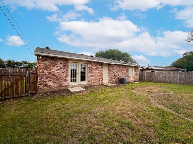 7444 Sandhurst Lane S, North Richland Hills, TX 76182