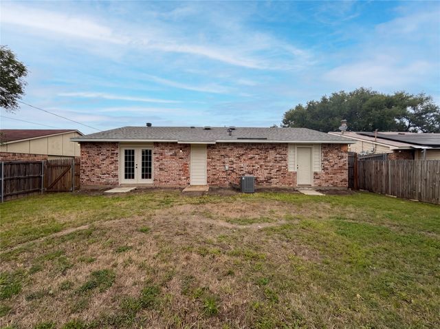 7444 Sandhurst Lane S, North Richland Hills, TX 76182