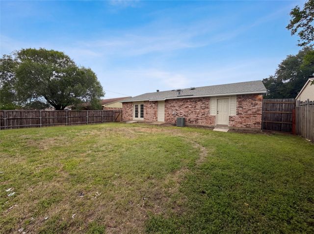7444 Sandhurst Lane S, North Richland Hills, TX 76182