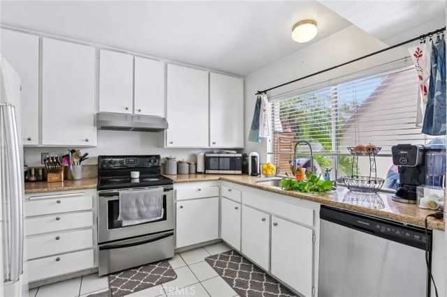 18530 Mayall Street D, Northridge, CA 91324