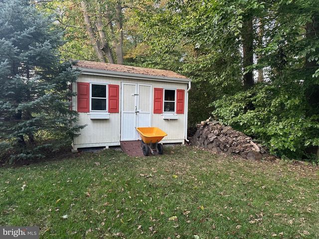 85 CREEKWOOD DR, Bordentown, NJ 08505