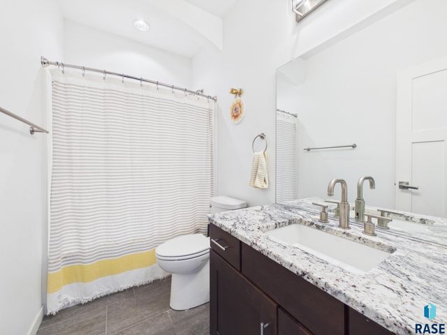 6909 S Shadow Cir Circle, Sioux Falls, SD 57108