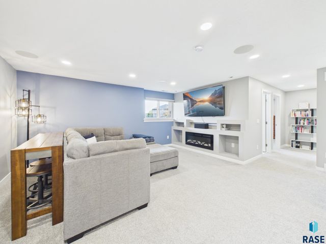 6909 S Shadow Cir Circle, Sioux Falls, SD 57108