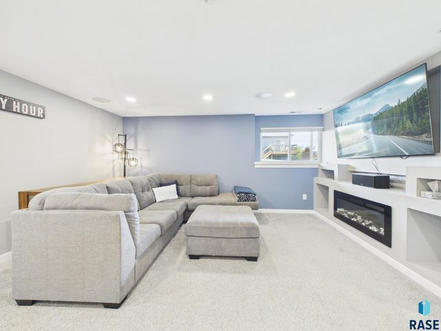 6909 S Shadow Cir Circle, Sioux Falls, SD 57108