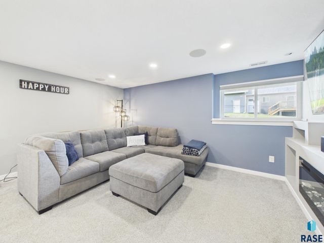6909 S Shadow Cir Circle, Sioux Falls, SD 57108