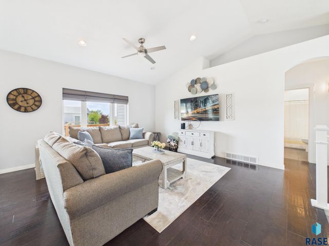 6909 S Shadow Cir Circle, Sioux Falls, SD 57108