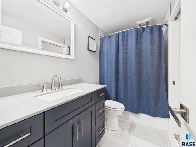 6909 S Shadow Cir Circle, Sioux Falls, SD 57108