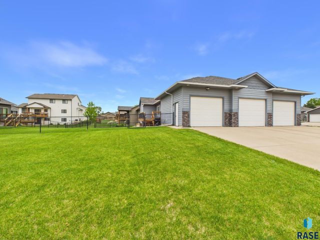 6909 S Shadow Cir Circle, Sioux Falls, SD 57108