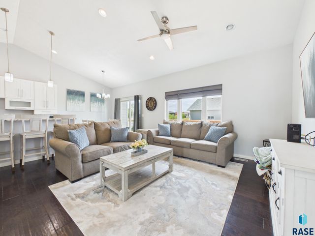 6909 S Shadow Cir Circle, Sioux Falls, SD 57108