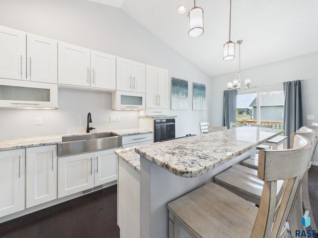 6909 S Shadow Cir Circle, Sioux Falls, SD 57108