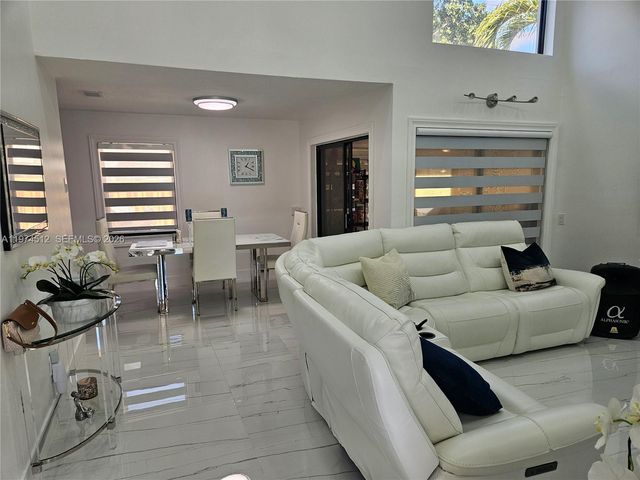 17914 NW 66th Ct Cir, Hialeah, FL 33015