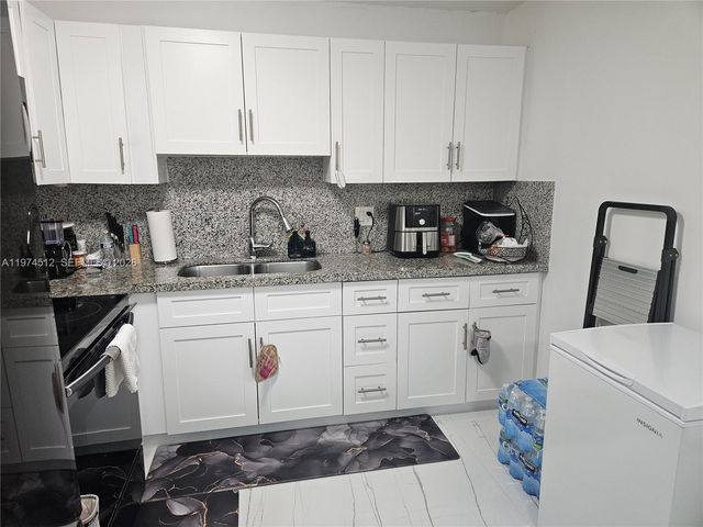 17914 NW 66th Ct Cir, Hialeah, FL 33015