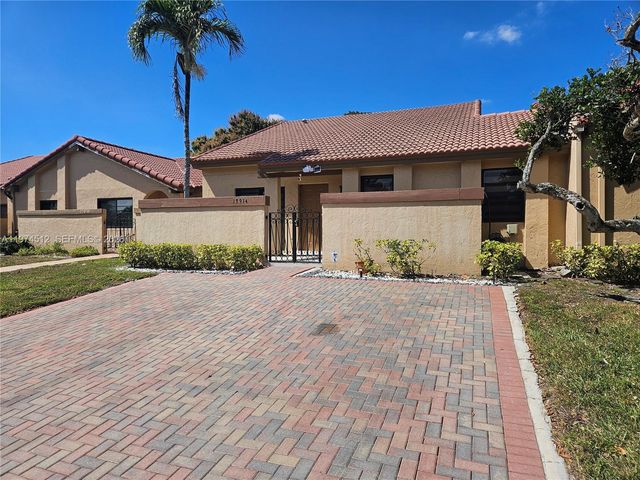 17914 NW 66th Ct Cir, Hialeah, FL 33015