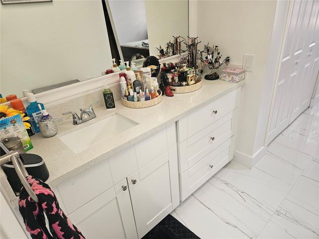 17914 NW 66th Ct Cir, Hialeah, FL 33015