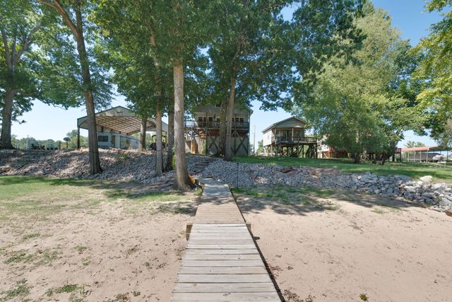 752 Pevahouse Camp Ln, Decaturville, TN 38329