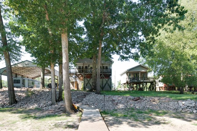 752 Pevahouse Camp Ln, Decaturville, TN 38329