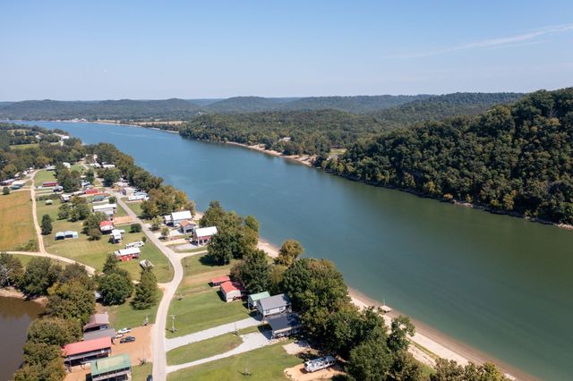 752 Pevahouse Camp Ln, Decaturville, TN 38329