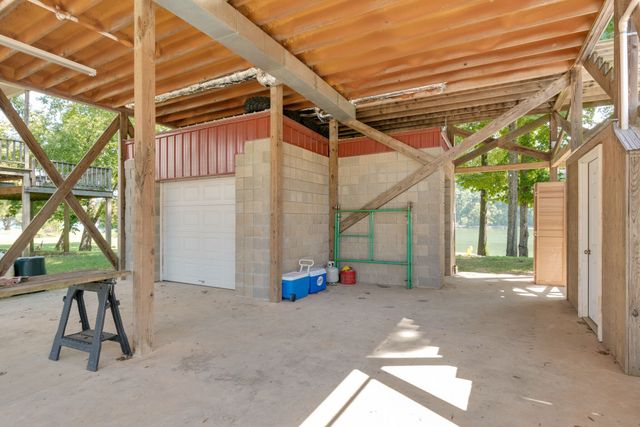 752 Pevahouse Camp Ln, Decaturville, TN 38329