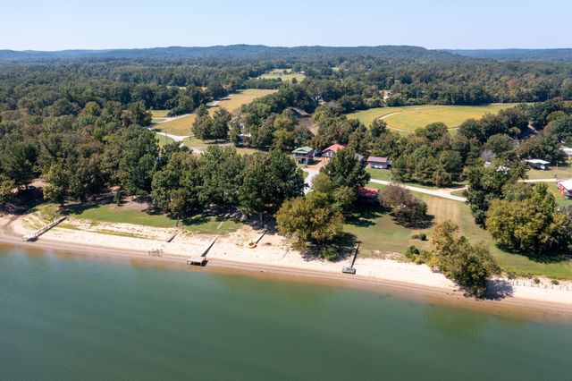 752 Pevahouse Camp Ln, Decaturville, TN 38329