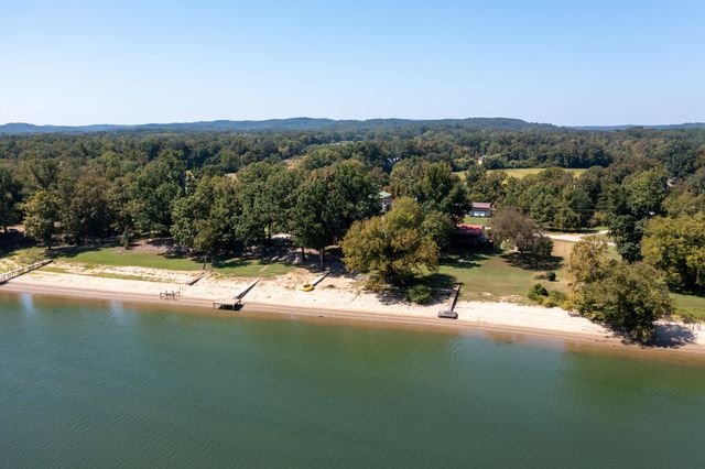 752 Pevahouse Camp Ln, Decaturville, TN 38329