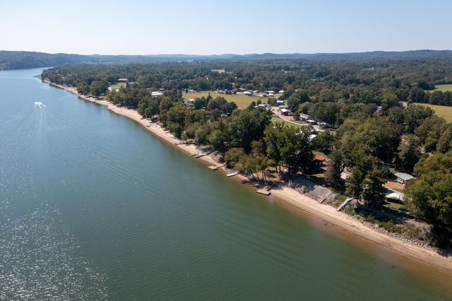 752 Pevahouse Camp Ln, Decaturville, TN 38329