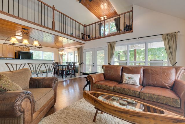 752 Pevahouse Camp Ln, Decaturville, TN 38329