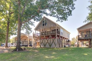 752 Pevahouse Camp Ln, Decaturville, TN 38329