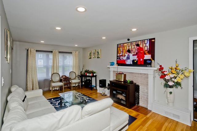 174 Abbott St, Springfield, MA 01118