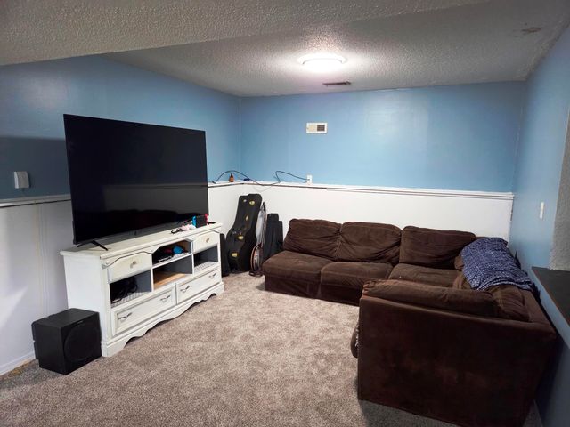 916 W 10th, Newton, KS 67114