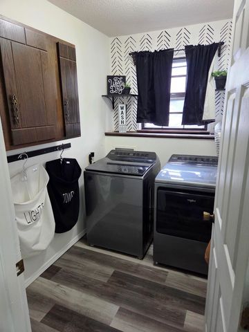 916 W 10th, Newton, KS 67114