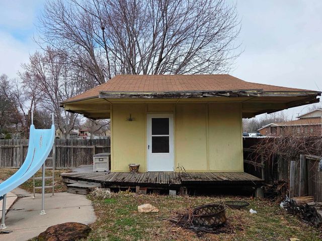 916 W 10th, Newton, KS 67114