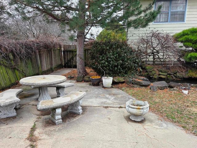 916 W 10th, Newton, KS 67114