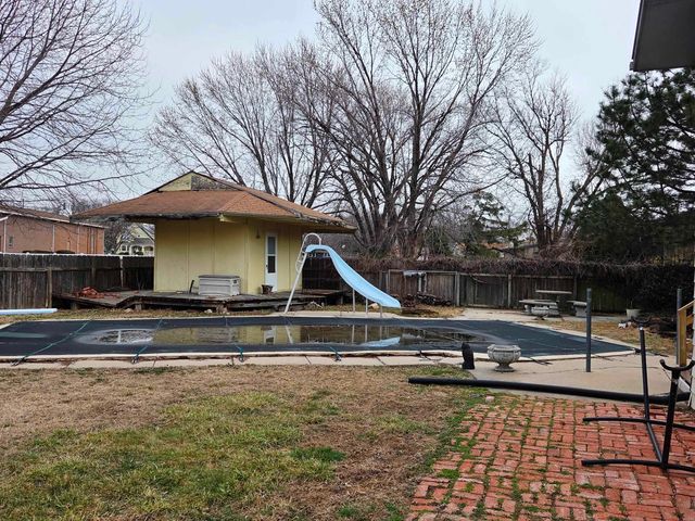 916 W 10th, Newton, KS 67114