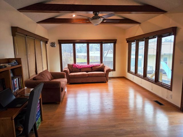 916 W 10th, Newton, KS 67114