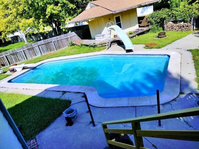 916 W 10th, Newton, KS 67114