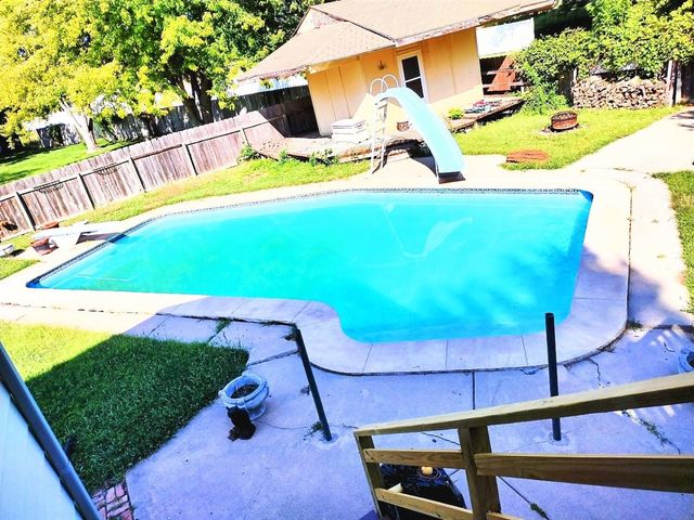 916 W 10th, Newton, KS 67114