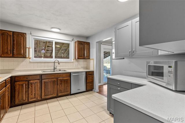 5304 Dixon Drive, Godfrey, IL 62035